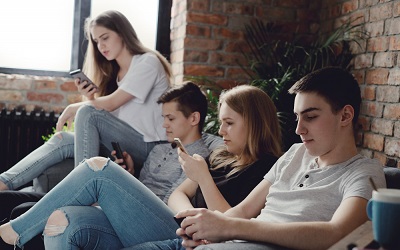 Причины появления зависимости от телефона - Квинмед